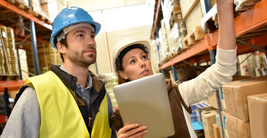 dos personas con protección en un almacén