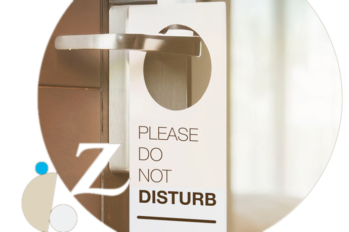 puerta habitación con cartel de no molestar
