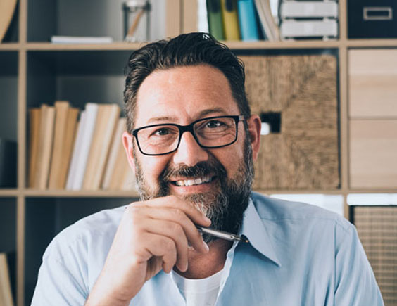 Hombre trabajador sonriendo