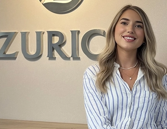 Rosa Narváez posando con el logo de Zurich