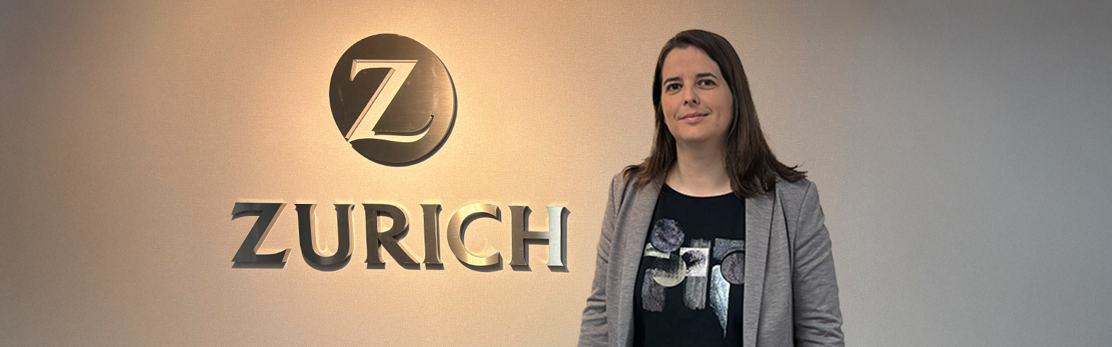 Olga García Pelayo posando con el logo de Zurich