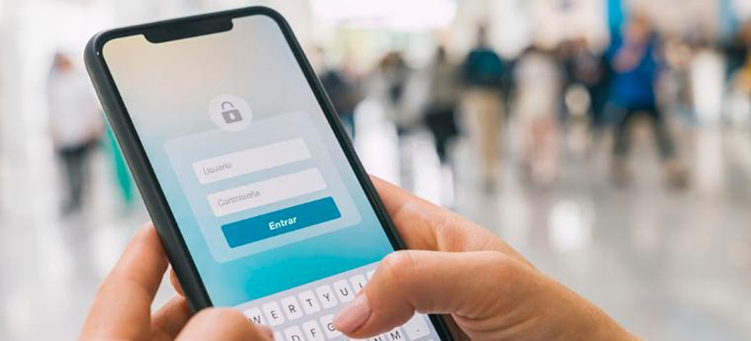 Persona con un smartphone accediendo a través de un usuario y contraseña
