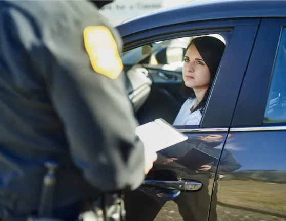 Mujer dentro de su coche en un atestado policial 